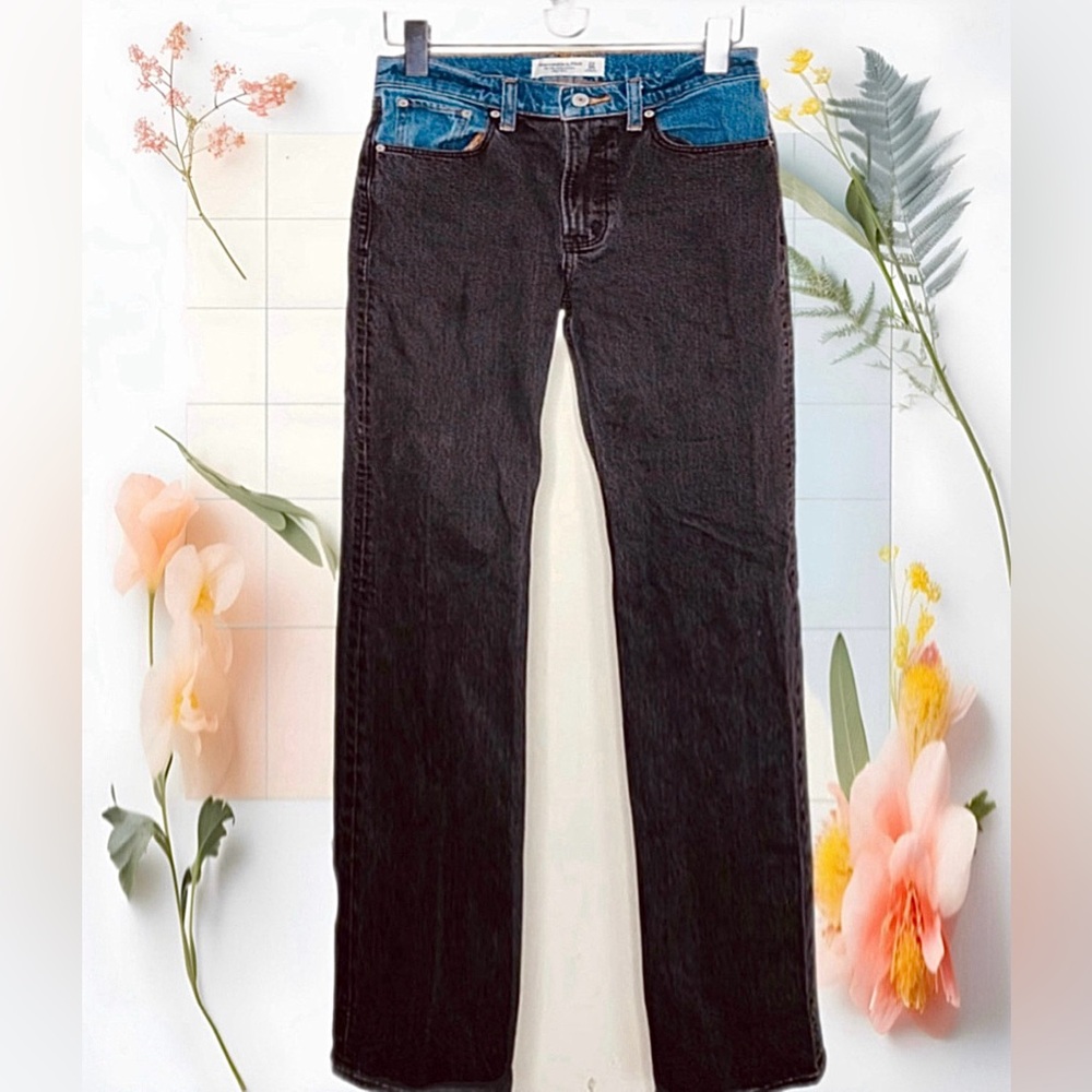A & F High Rise 90s Relaxed Jeans NWOT - Picture 3 of 10